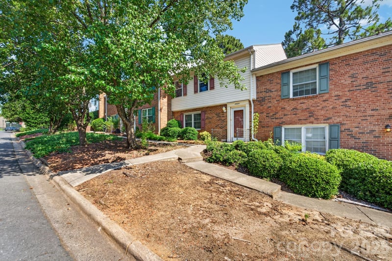 8904 Hunter Ridge Dr, Charlotte, NC 28226
