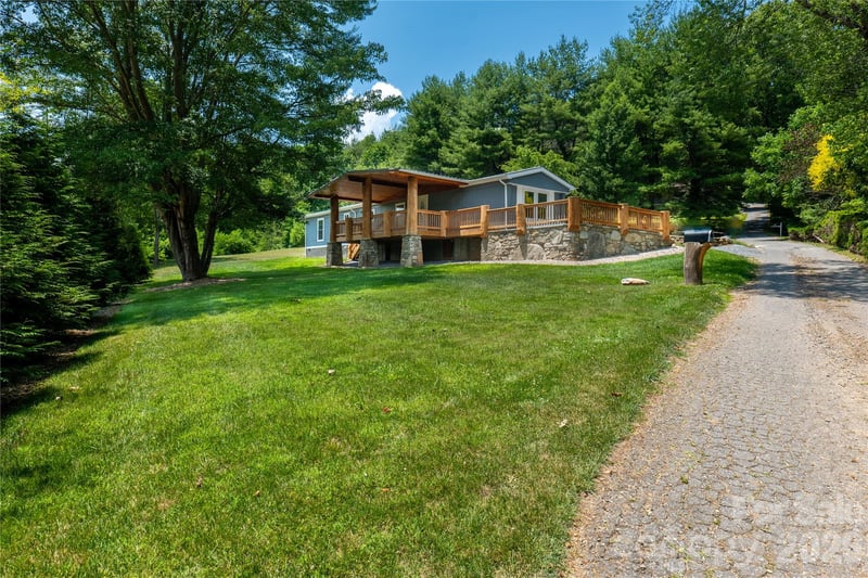 203 Justice Dr, Clyde, NC 28721