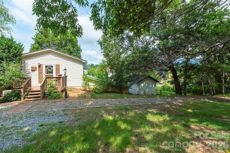 223 Davidson Rd, Swannanoa, NC 28778