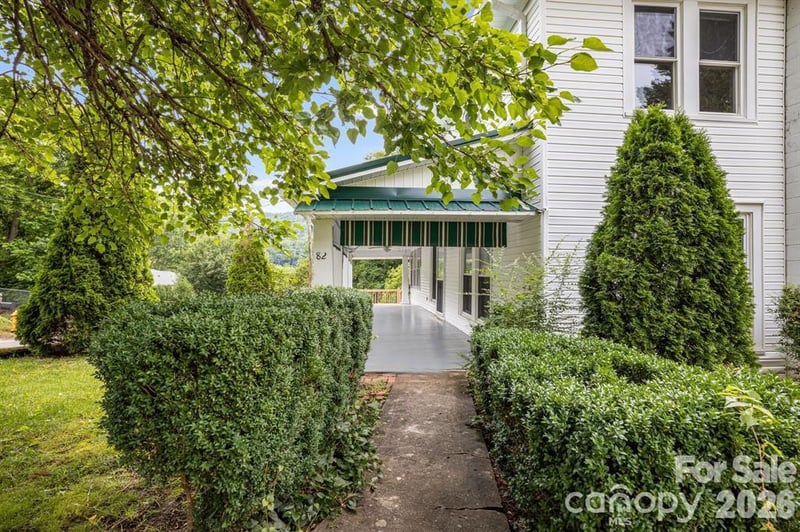 82 Hill St, Hot Springs, NC 28743