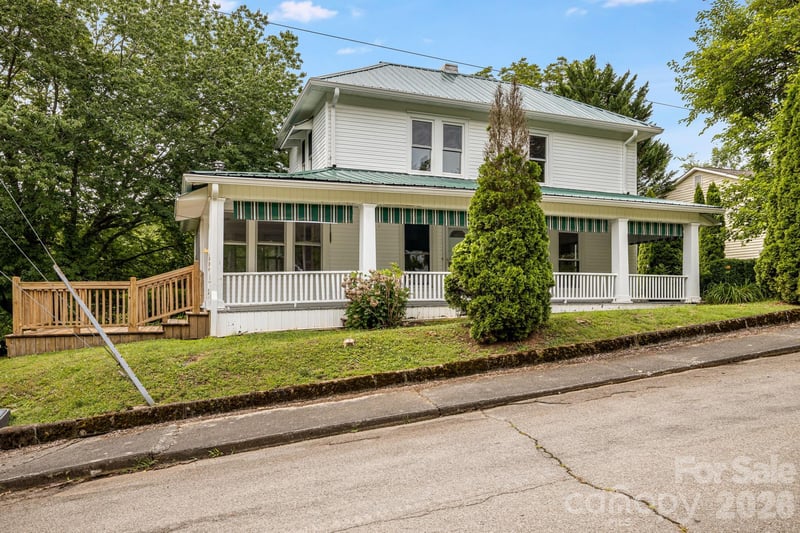 82 Hill St, Hot Springs, NC 28743