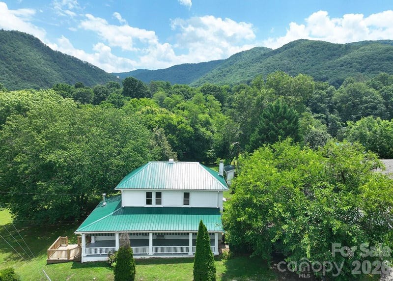 82 Hill St, Hot Springs, NC 28743
