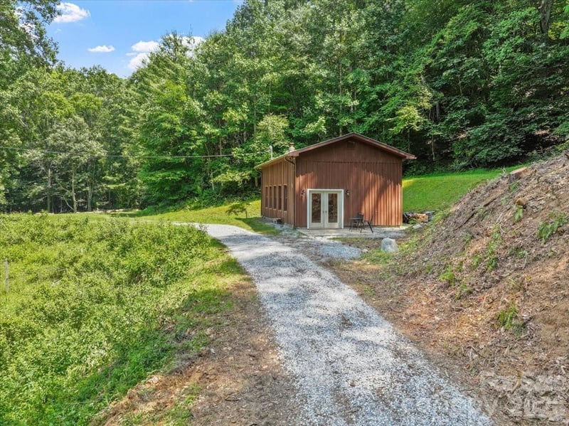 323 Mccurrey Rd, Burnsville, NC 28714