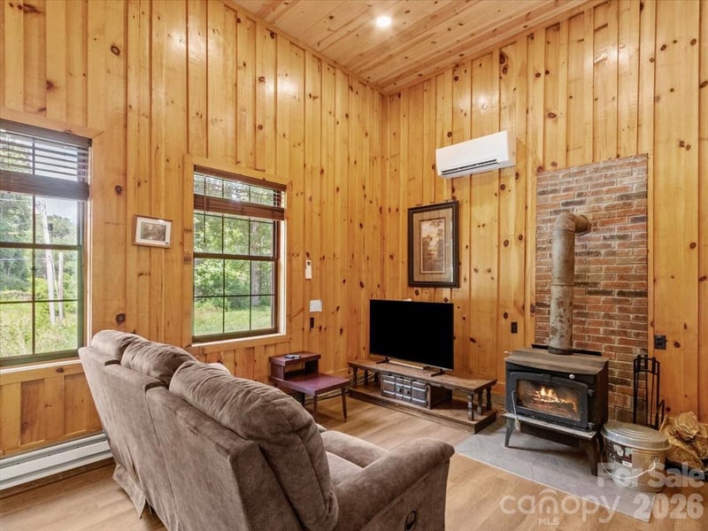 323 Mccurrey Rd, Burnsville, NC 28714