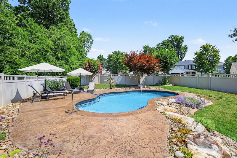 409 Dutchmans Meadow Dr, Mount Holly, NC 28120