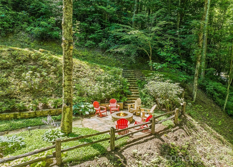 26 Tawodi Trl, Maggie Valley, NC 28751