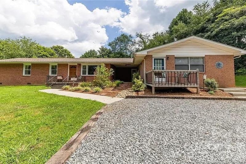 96 Rolling Hills Rd, Mills River, NC 28759