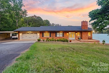 6296 Southlake Dr, Hickory, NC 28601