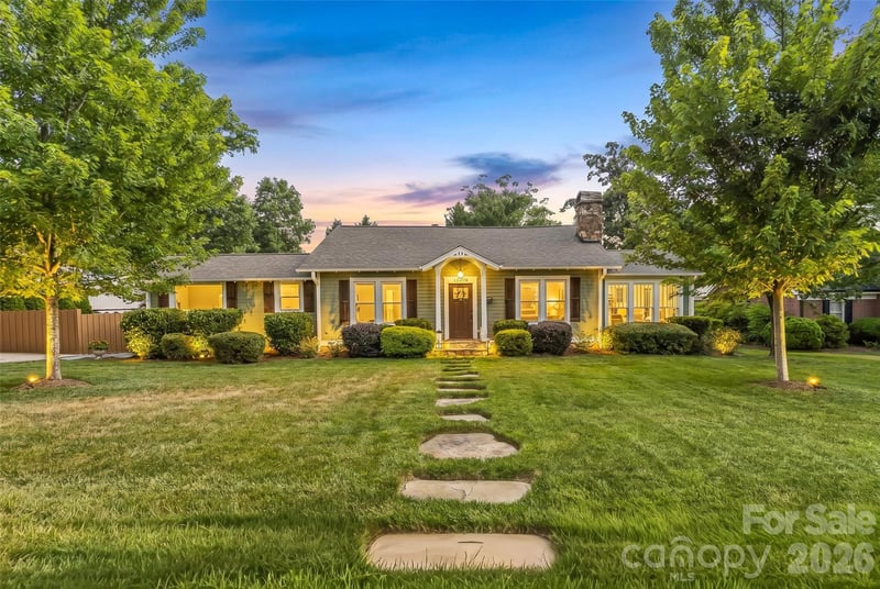 1026 14th Avenue Dr, Hickory, NC 28601