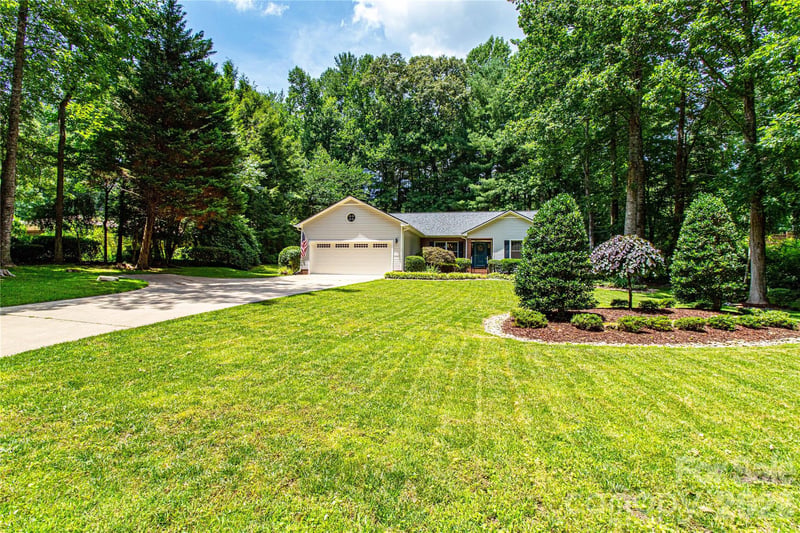 1705 Hummingbird Ln, Hendersonville, NC 28792