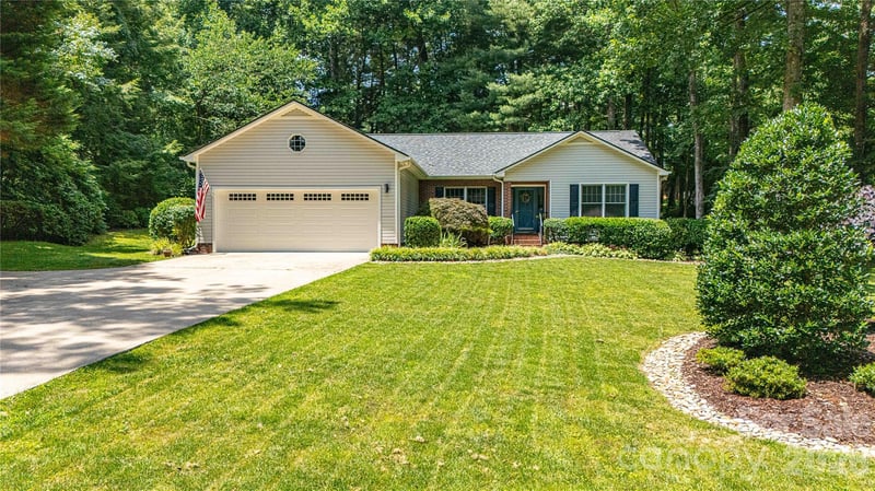 1705 Hummingbird Ln, Hendersonville, NC 28792
