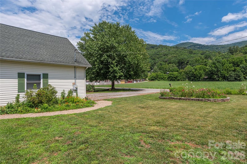 1075 Moody Farm Rd, Maggie Valley, NC 28751