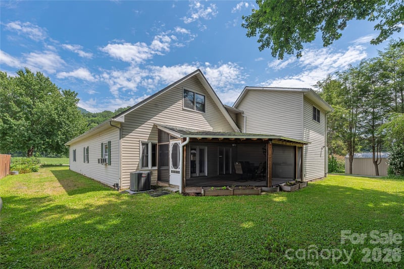 1075 Moody Farm Rd, Maggie Valley, NC 28751