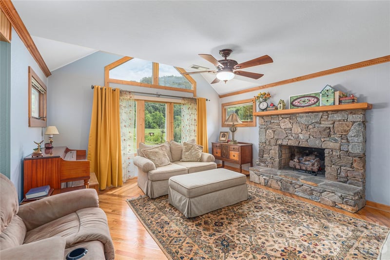 1075 Moody Farm Rd, Maggie Valley, NC 28751