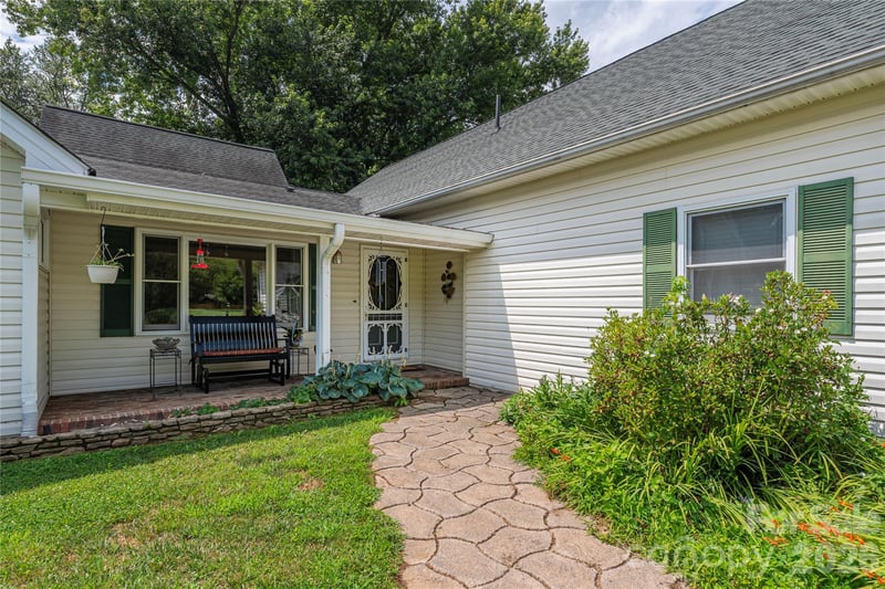 1075 Moody Farm Rd, Maggie Valley, NC 28751