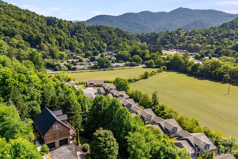 88 Mayflower Ct, Waynesville, NC 28785