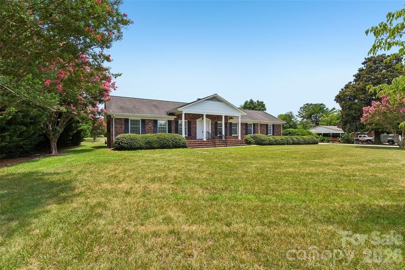 404 Greenbriar Rd, Statesville, NC 28625