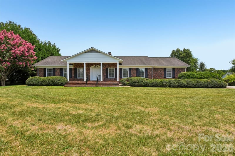 404 Greenbriar Rd, Statesville, NC 28625