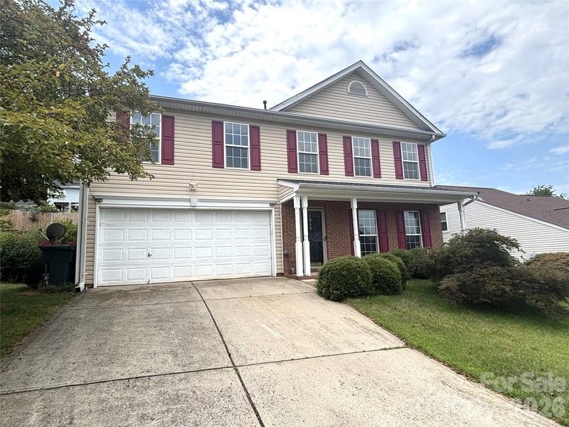 1968 8th Street Ln, Hickory, NC 28602