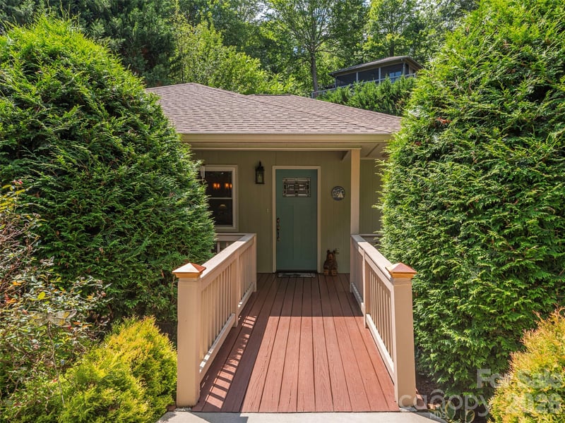 323 Hawks Crest Dr, Waynesville, NC 28786