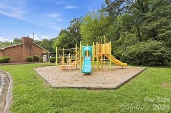 4927 Farm Pond Ln, Charlotte, NC 28212