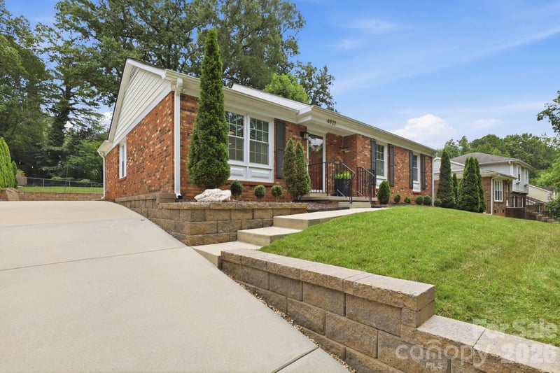 4927 Farm Pond Ln, Charlotte, NC 28212