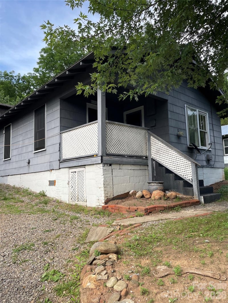 33 Holtzclaw St, Canton, NC 28716