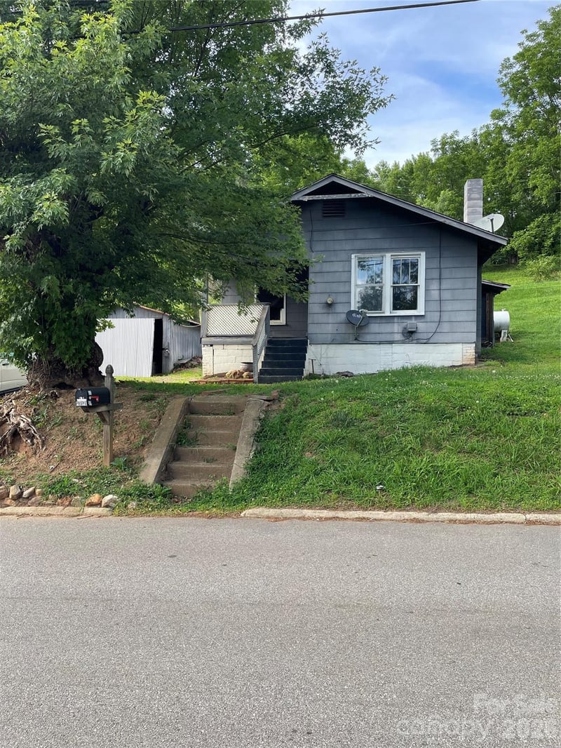33 Holtzclaw St, Canton, NC 28716