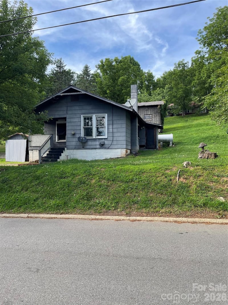 33 Holtzclaw St, Canton, NC 28716