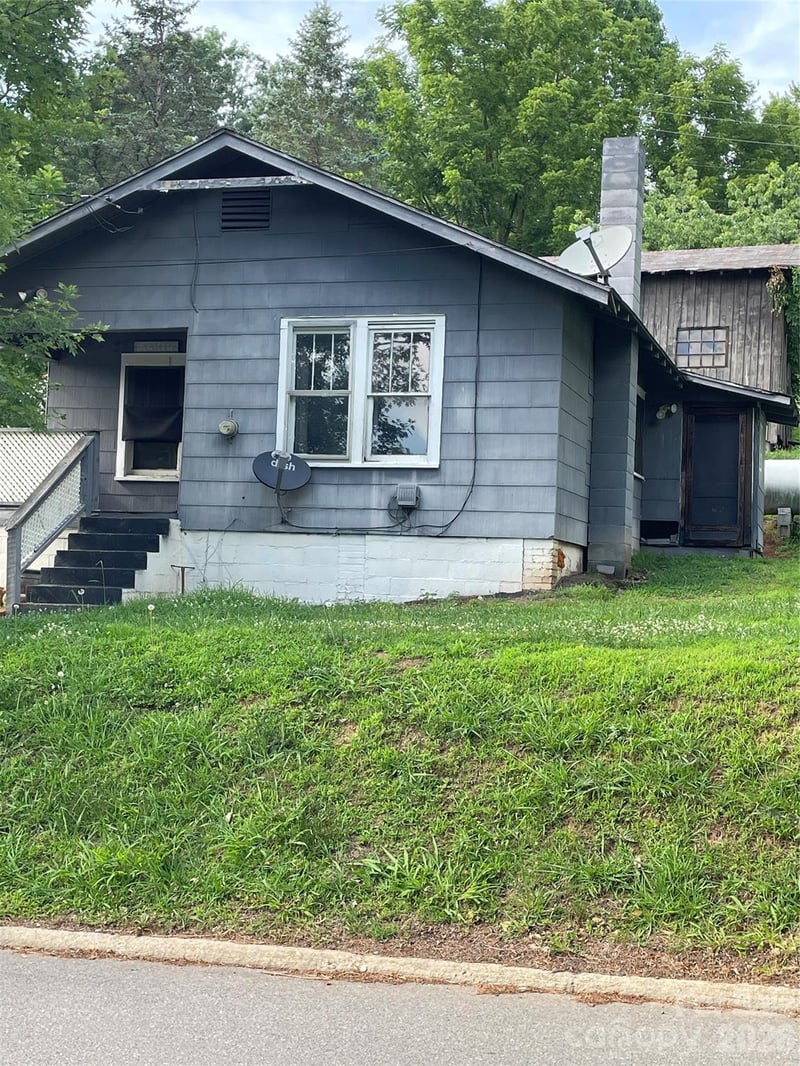 33 Holtzclaw St, Canton, NC 28716