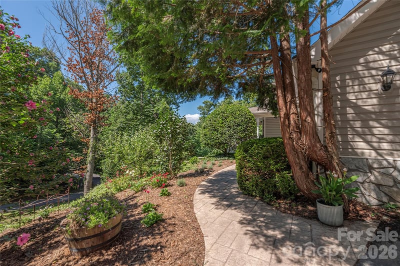 602 Hidden Springs Dr, Asheville, NC 28804