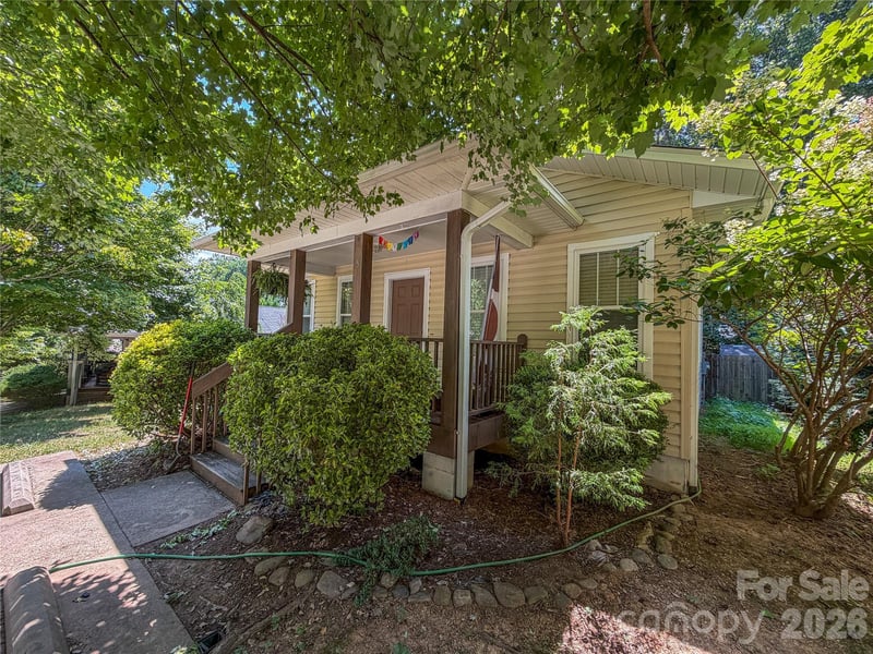 5 Springmill Dr, Asheville, NC 28806