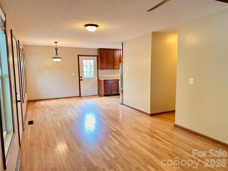 5 Springmill Dr, Asheville, NC 28806