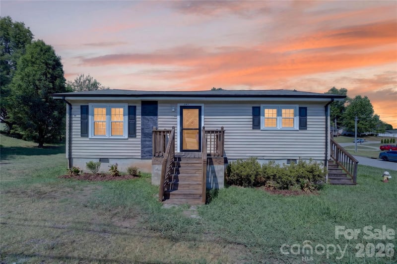 893 7th Street Dr, Hickory, NC 28602