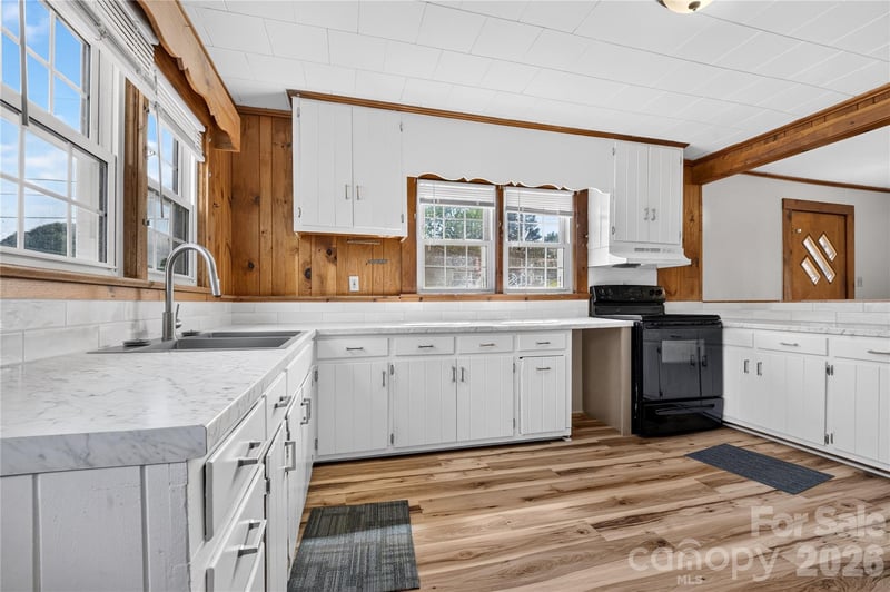 893 7th Street Dr, Hickory, NC 28602