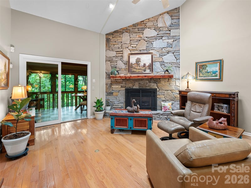 303 White Oak Dr, Hendersonville, NC 28791