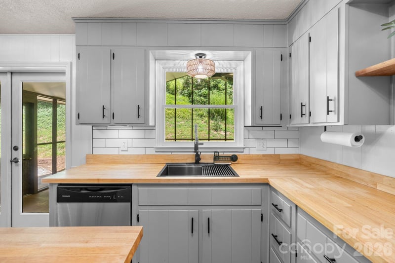 44 Green Dr, Waynesville, NC 28785
