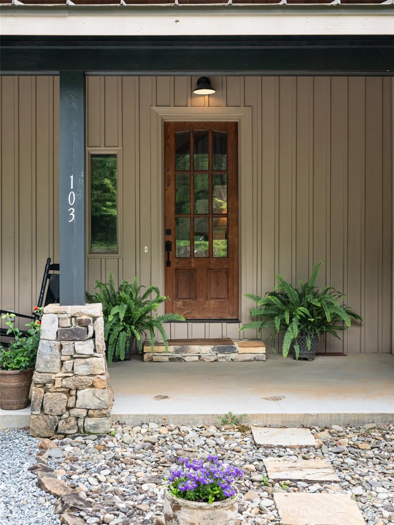 103 Old Saluda Dr, Saluda, NC 28773
