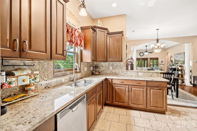 25 Ocaso Dr, Asheville, NC 28806