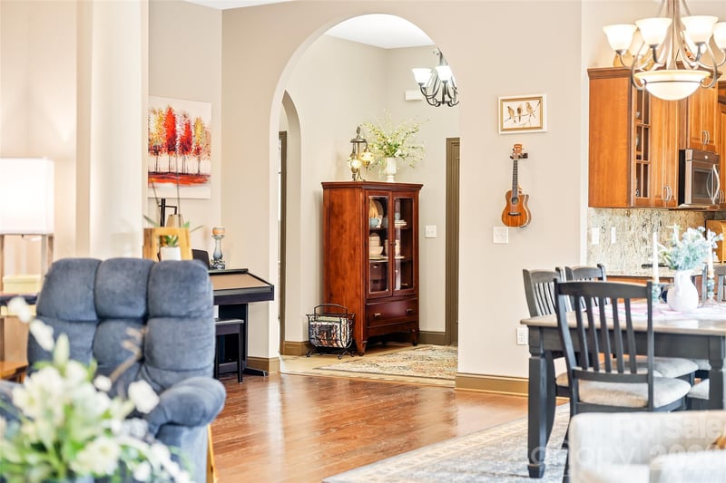 25 Ocaso Dr, Asheville, NC 28806