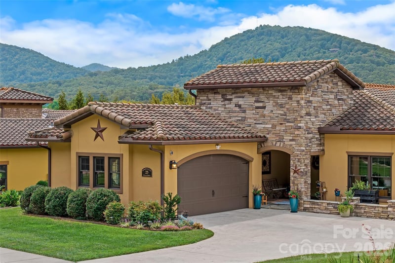 25 Ocaso Dr, Asheville, NC 28806