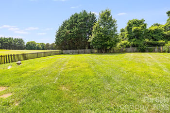 2 Jaks Ridge Dr, Asheville, NC 28805