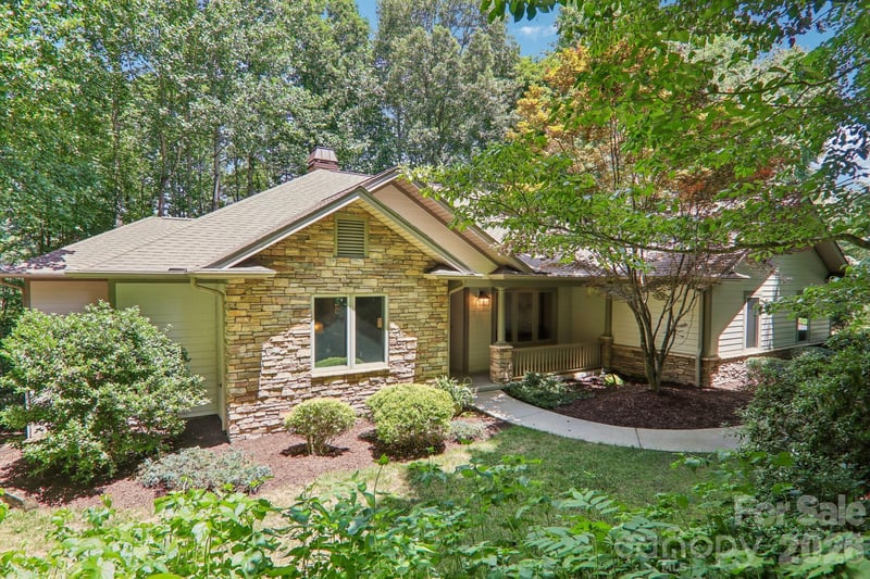 24 Turkey Roost Ct, Flat Rock, NC 28739