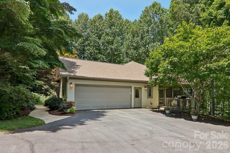 24 Turkey Roost Ct, Flat Rock, NC 28739