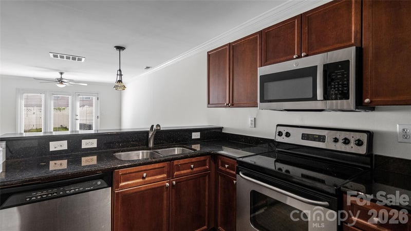 1224 Green Oaks Ln #F, Charlotte, NC 28205
