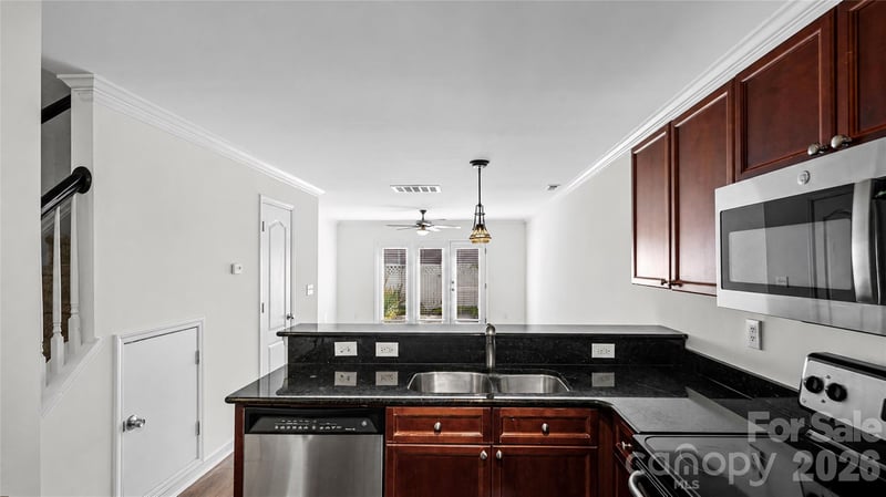 1224 Green Oaks Ln #F, Charlotte, NC 28205