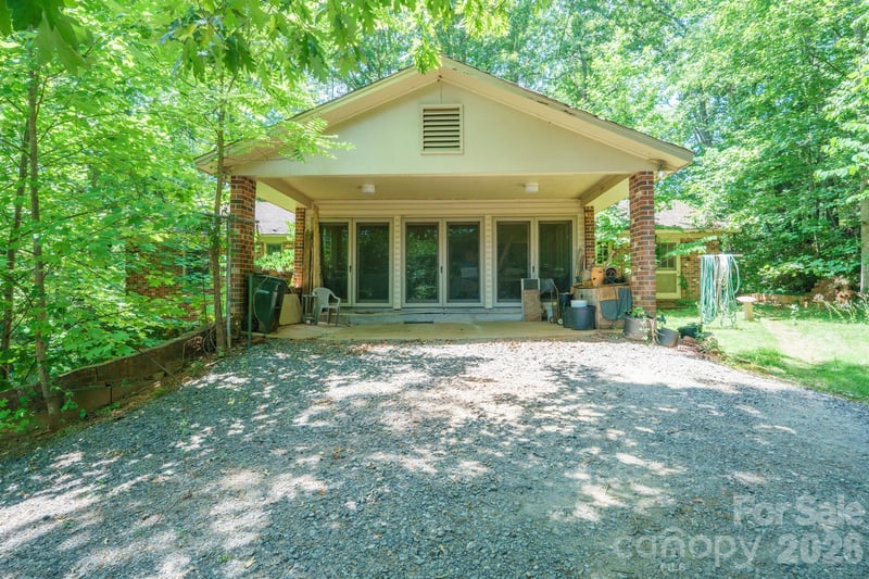 1729 Brentwood Dr, Newton, NC 28658