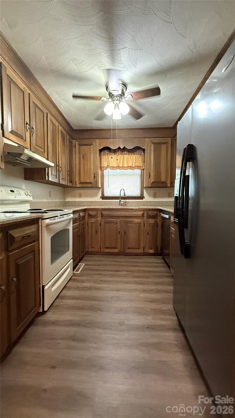 3858 Dover St, Claremont, NC 28610
