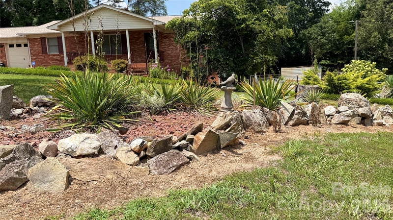 3858 Dover St, Claremont, NC 28610