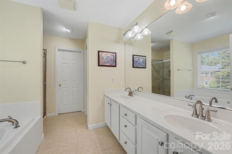 4858 Elmhurst Dr NE, Hickory, NC 28601